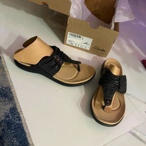 Clarks Black and Tan Leather flip flop  Sandals 8N
